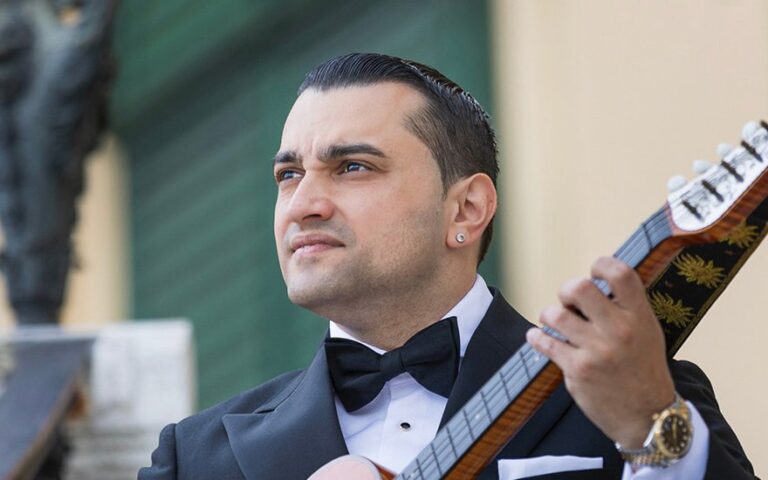 De la tambura à la guitare manouche