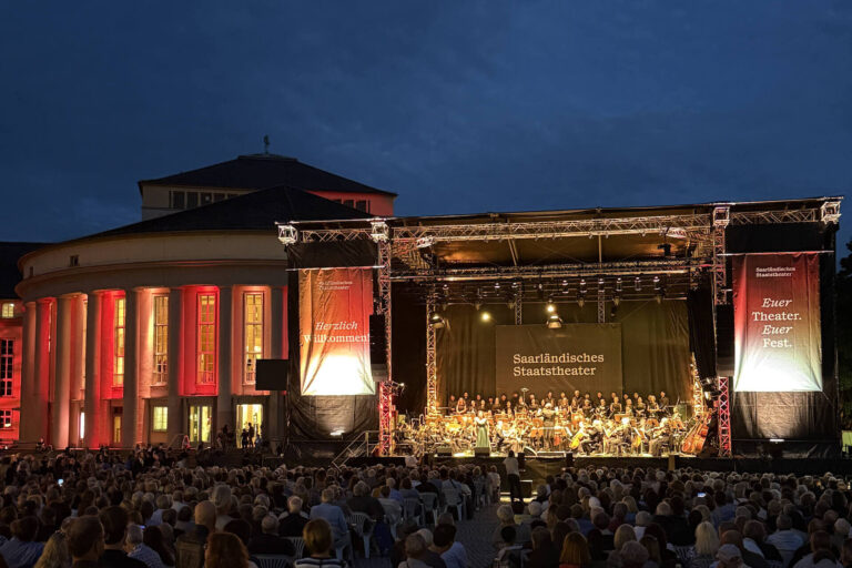 Promenadenkonzert Den musikalischen Höhepunkt des Theaterfestes unter freiem Himmel genießen!