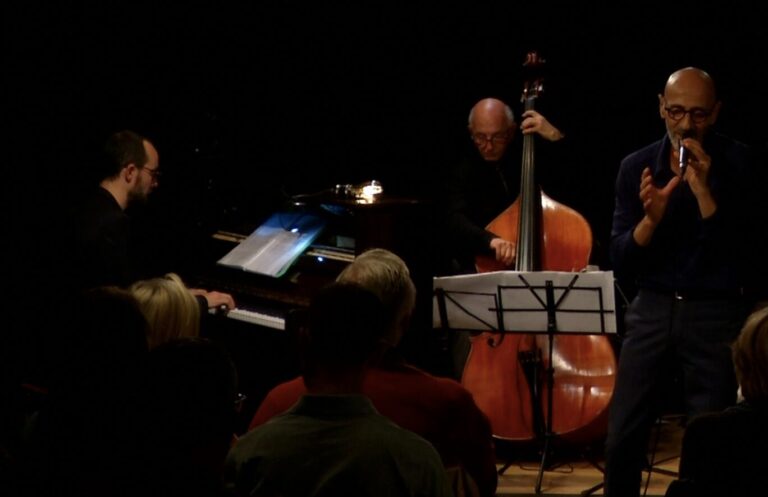 Jeff Vinolo Trio — Par ici… ici c’est Paris
